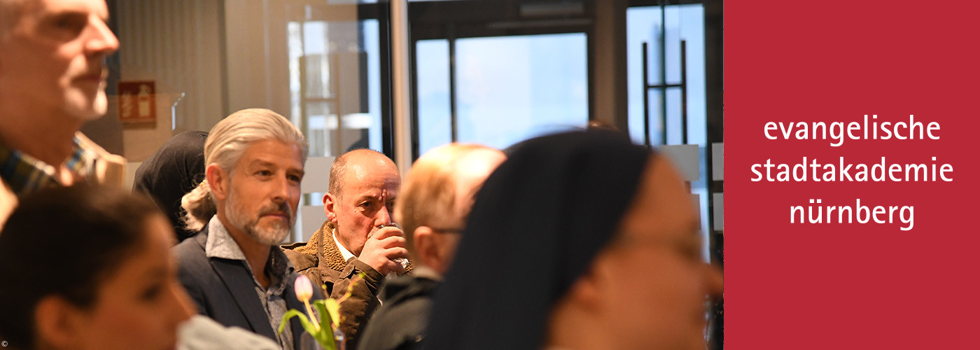 Zuhörerinnen und Zuhörer im Foyer des eckstein