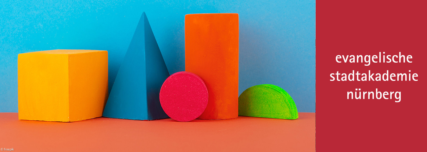 Verschiedene farbige geometrische Objekt vor hellblauem Hintergrund