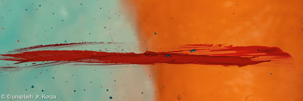 Roter waagrechter Pinselstrich vor blau-orangem Hintergrund