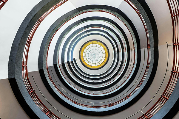 Blick in runde Treppe nach unten