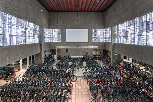 Kirchenraum neu genutzt als Fahrradladen