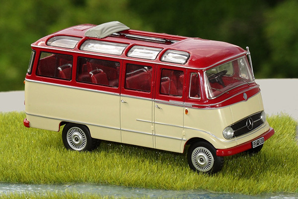 Alter Setra-Reisebus auf grüner Wiese